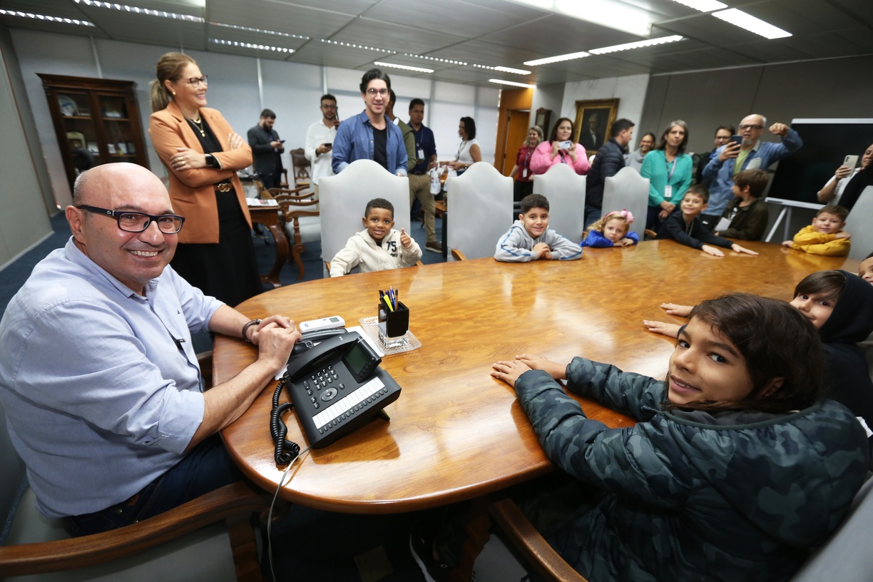 Na sala do chefe: os pequenos no gabinete do Prefeito