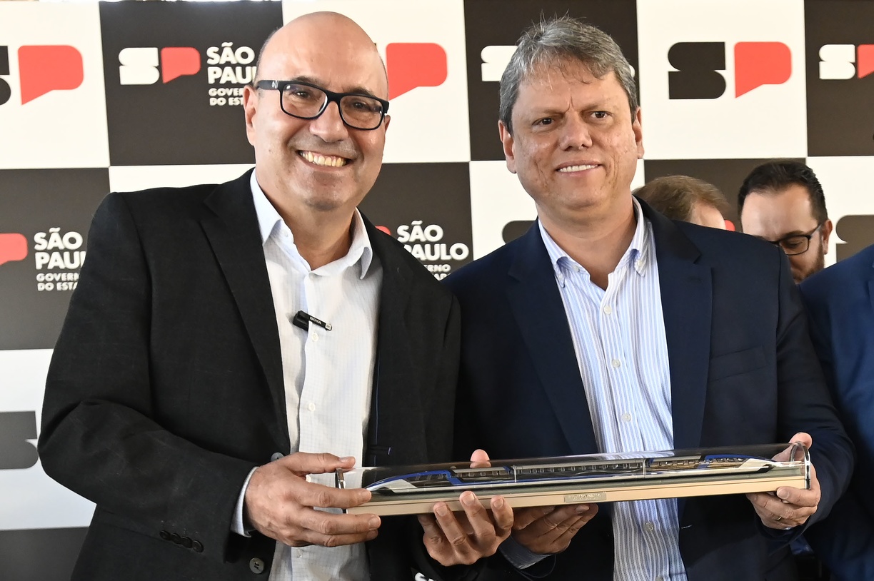 Prefeito Dário Saadi e o governador Tarcísio de Freitas posam com miniatura do futuro Trem Intercidades