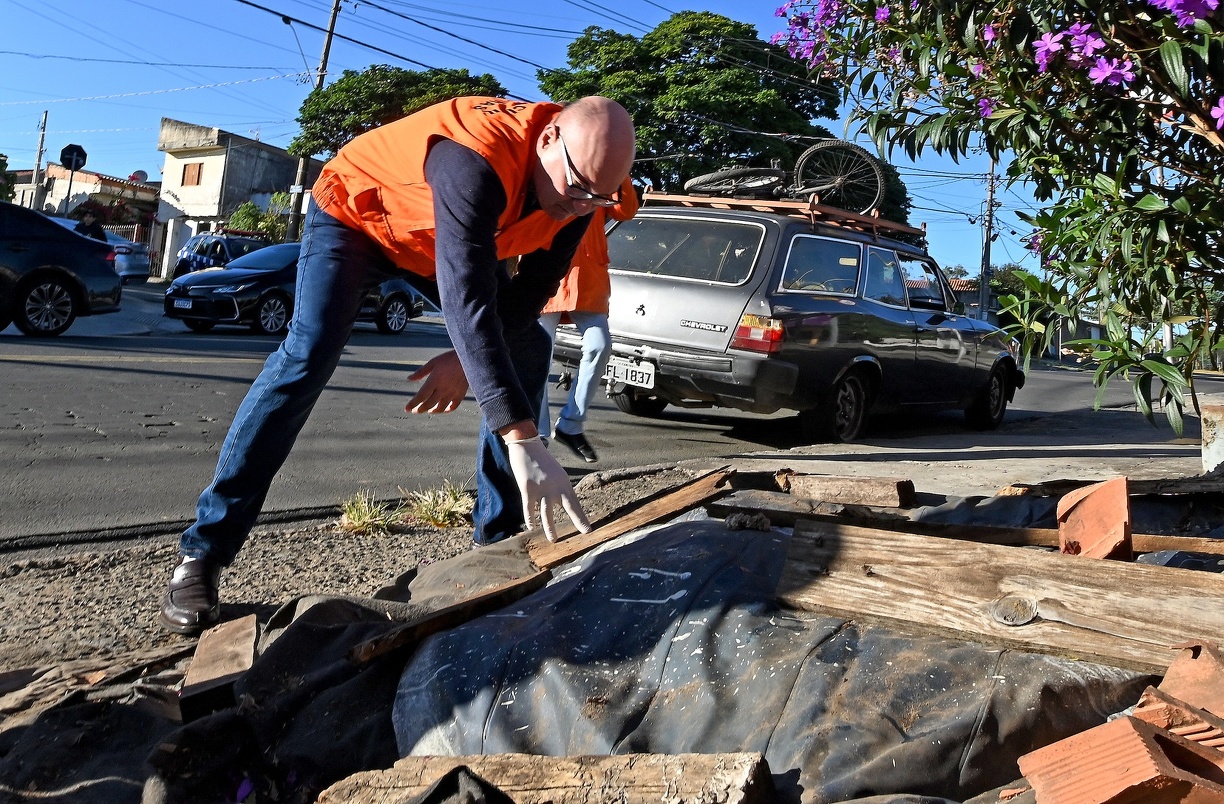 O prefeito de Campinas, Dário Saadi, durante o 18º mutirão contra a dengue