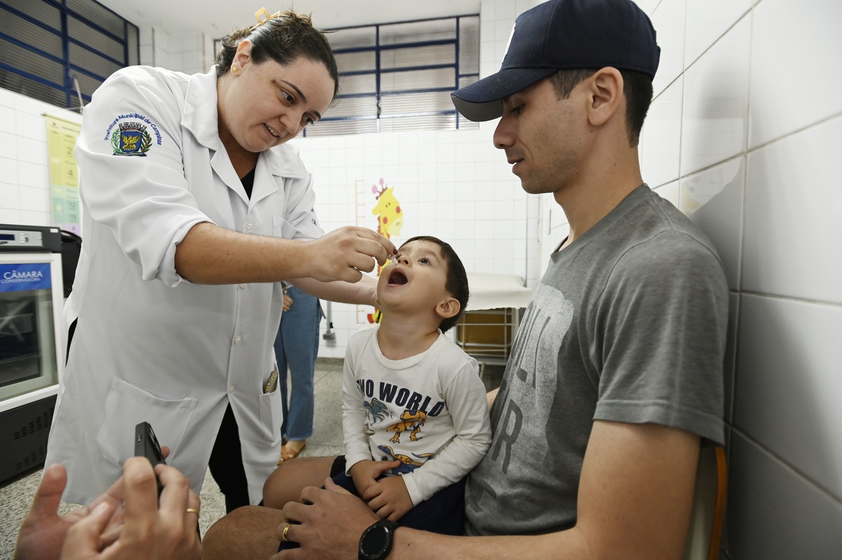 Criança recebe dose de vacina contra pólio em CS de Campinas