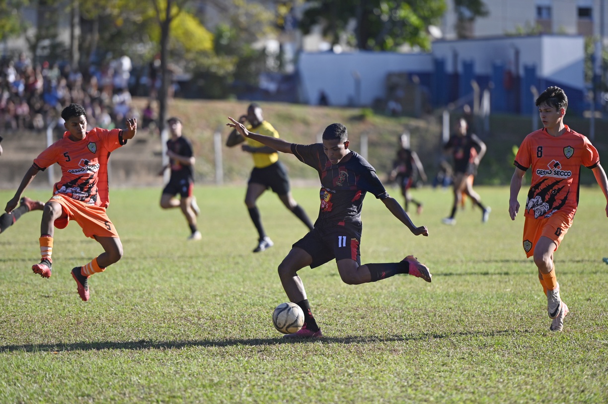 Jovens com espírito esportivo disputam a chance de segurar a taça