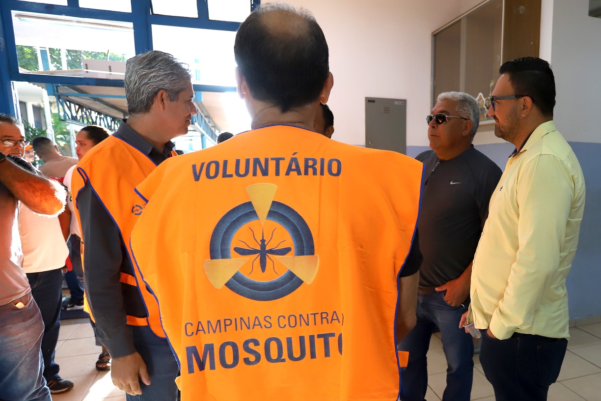 Agentes de saúde e voluntários durante 20º mutirão contra a dengue, em Campinas