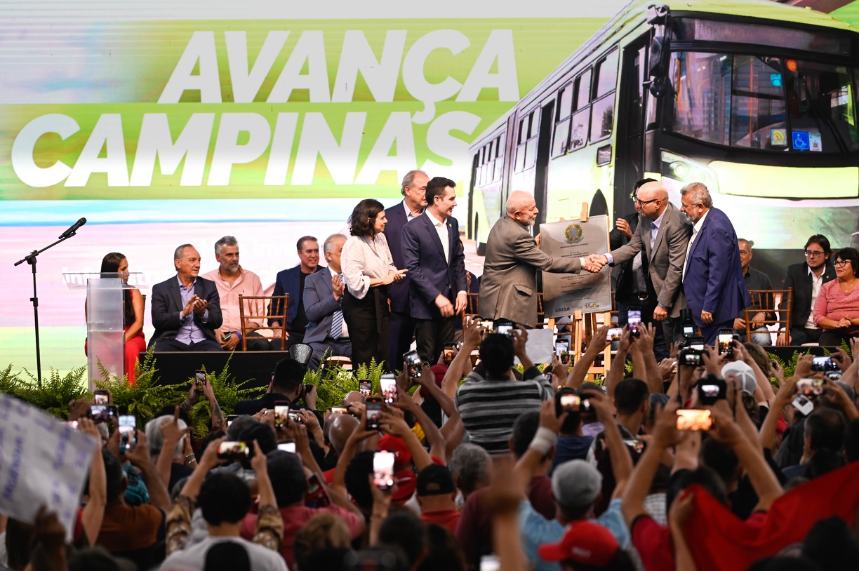 Presidente Lula e prefeito Dário descerraram placa do BRT