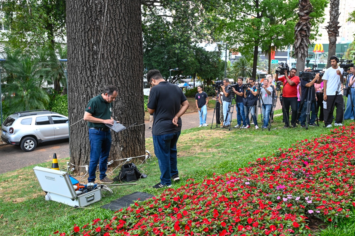 E terminou com explanação prática no jardim da Prefeitura