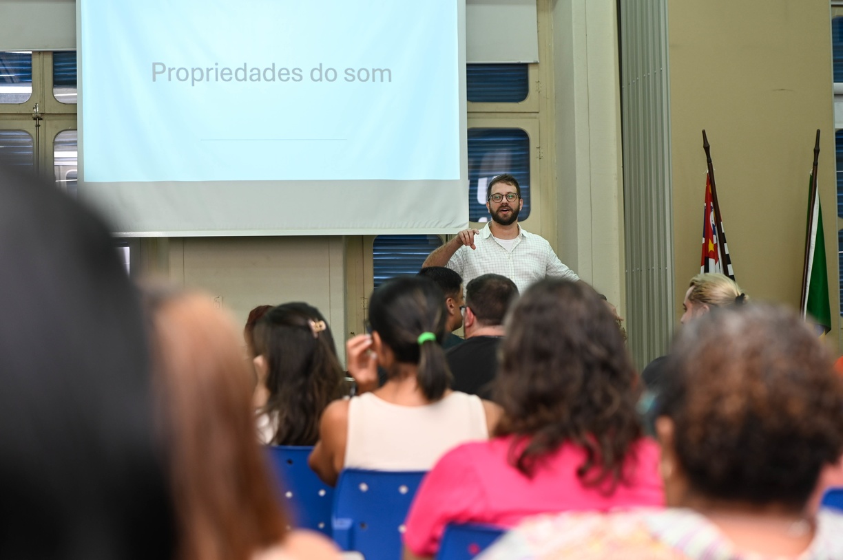 Maestro Leandro Cavini é responsável pelo curso e pelo Coral dos Servidores