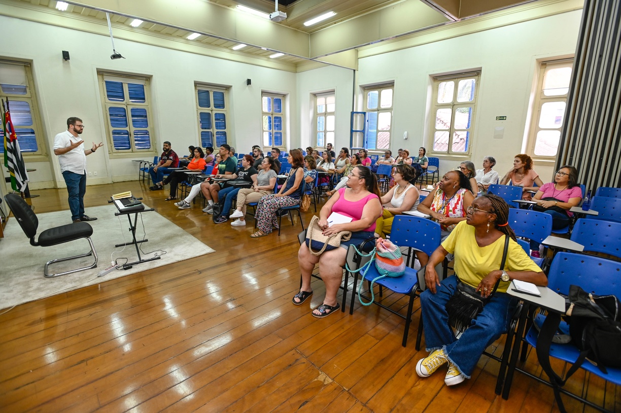 Servidores atentos na primeira aula do curso 