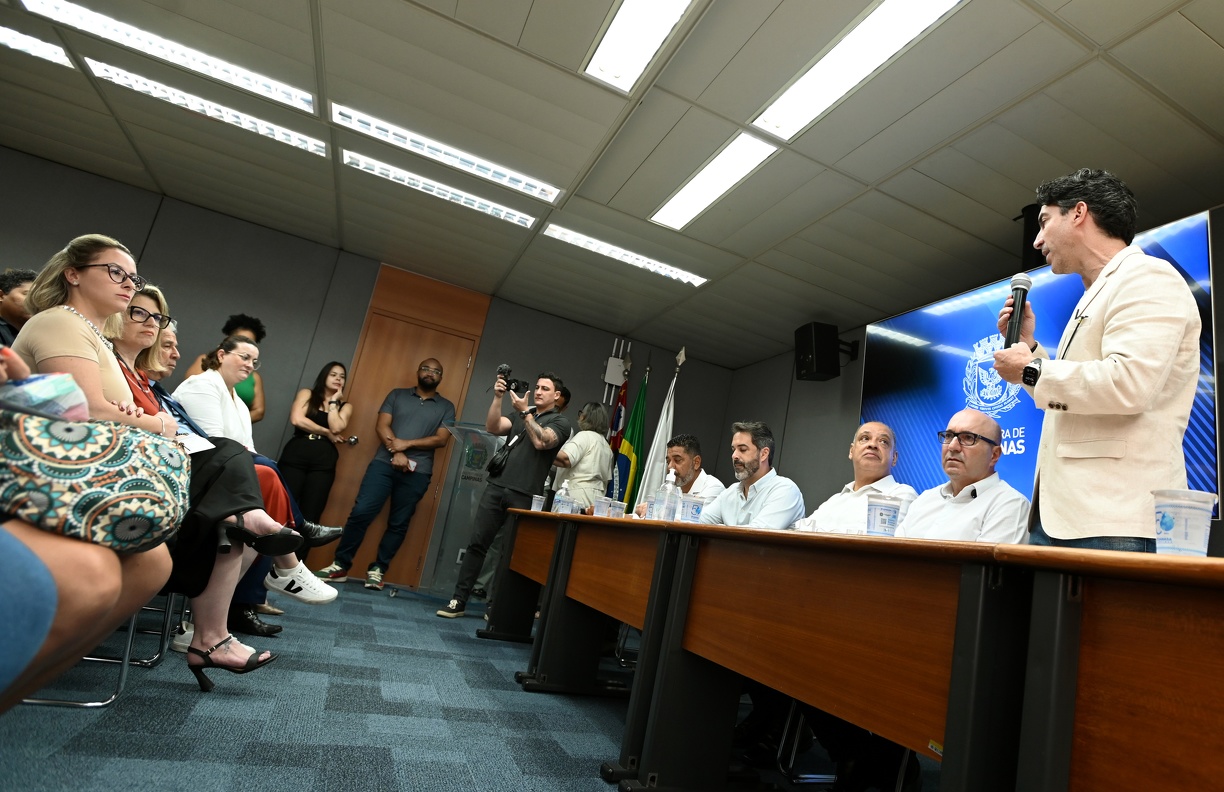 Carlos Bassan Durante o evento, aberto ao público, os novos membros assinaram o termo de posse