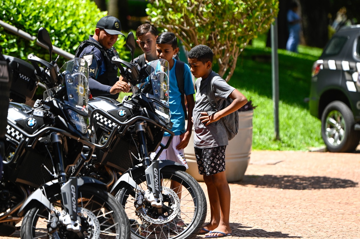 Rogério Capela Crianças conheceram as novas motos da GM durante evento no arruamento do Paço