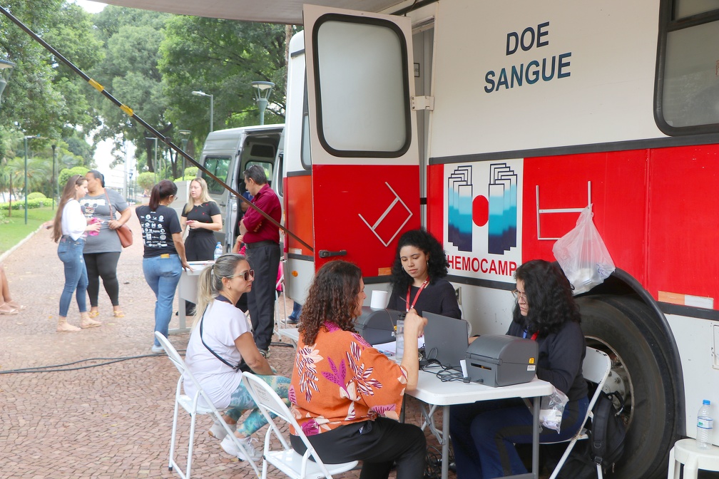 A servidora Cláudia (de laranja) antes da doação de sangue: momento muito importante 