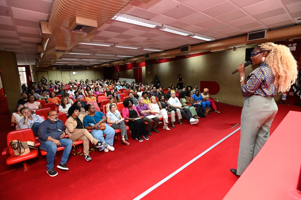 Plateia atenta para aprender sobre conceitos antirracistas 