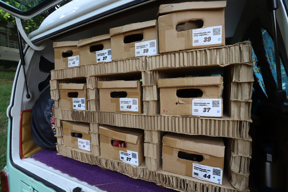 Cada sapato tem uma história que comove e transporta para o mundo do outro 