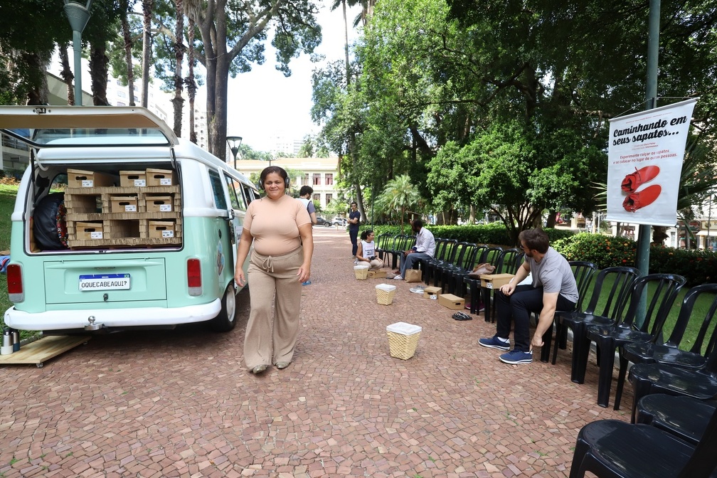  Dentro da Kombi, o público encontra uma coleção de diferentes sapatos e de histórias