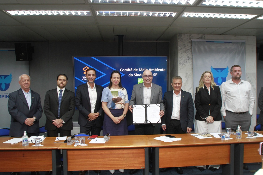 Manoel de Brito Prefeito Dário Saadi segura termo de cooperação entre Prefeitura e SindusCon para implantação da CECarbon