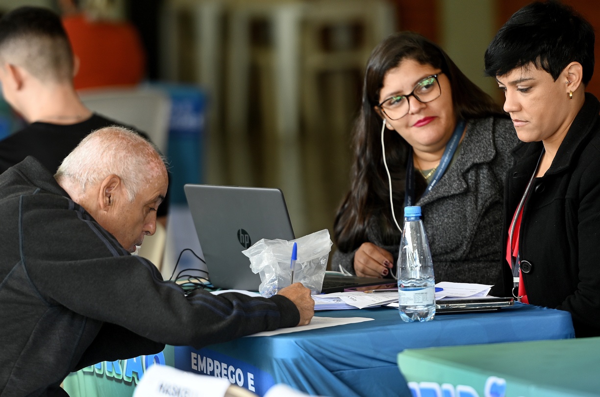Carlos Bassan Dezessete empresas vão fazer entrevistas no próprio local