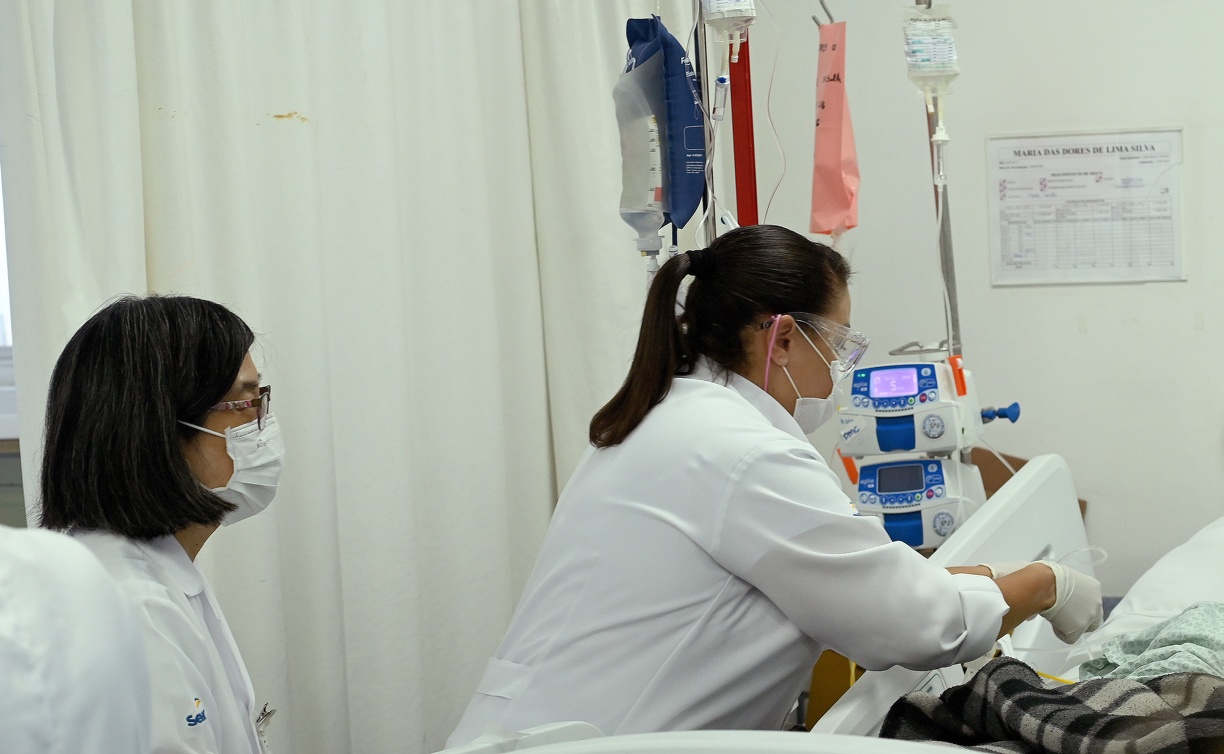 Alunos aprendem na prática os cuidados com o paciente, sempre sob supervisão dos professores 