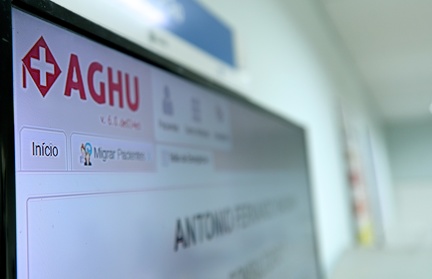 Pelo painel fixado acima da recepção, o usuário pode identificar em qual consultório foi chamado para atendimento médico