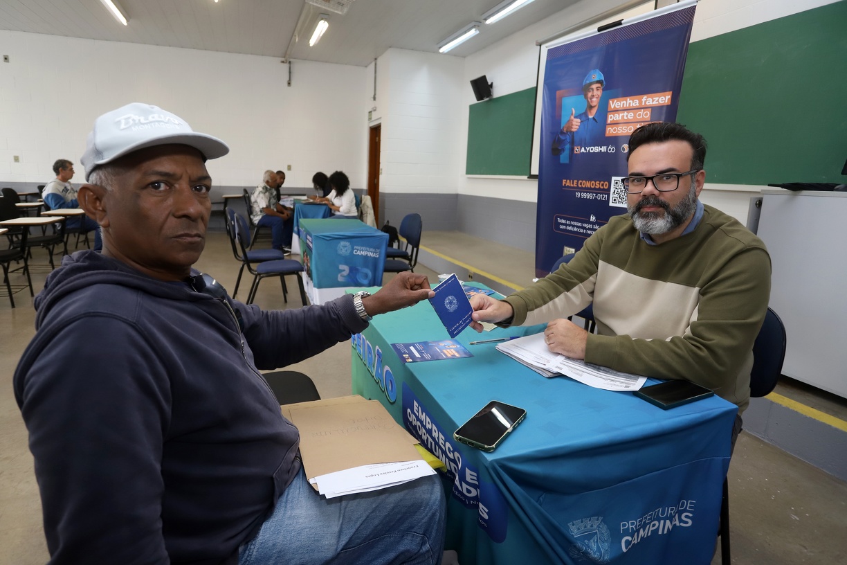 Fernanda Sunega Feirão facilita o contato entre os trabalhadores e as empresas com vagas: na foto, o sr. Francisco e o recrutador Everton