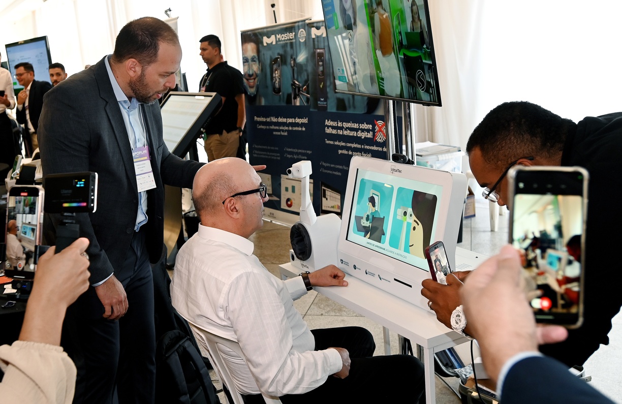 Prefeito aproveitou para conhecer novas tecnologias durante o Fórum 