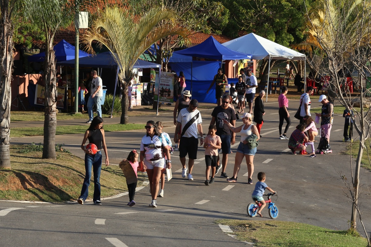 Adriano Rosa  Famílias tiveram dia divertido no parque