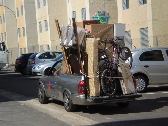 Família realizando a mudança