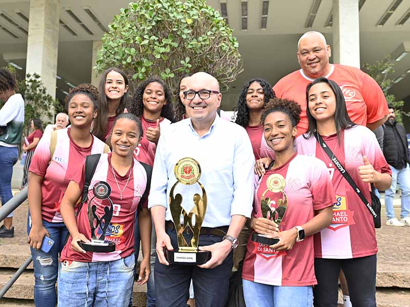 Equipe do futebol feminino com troféus