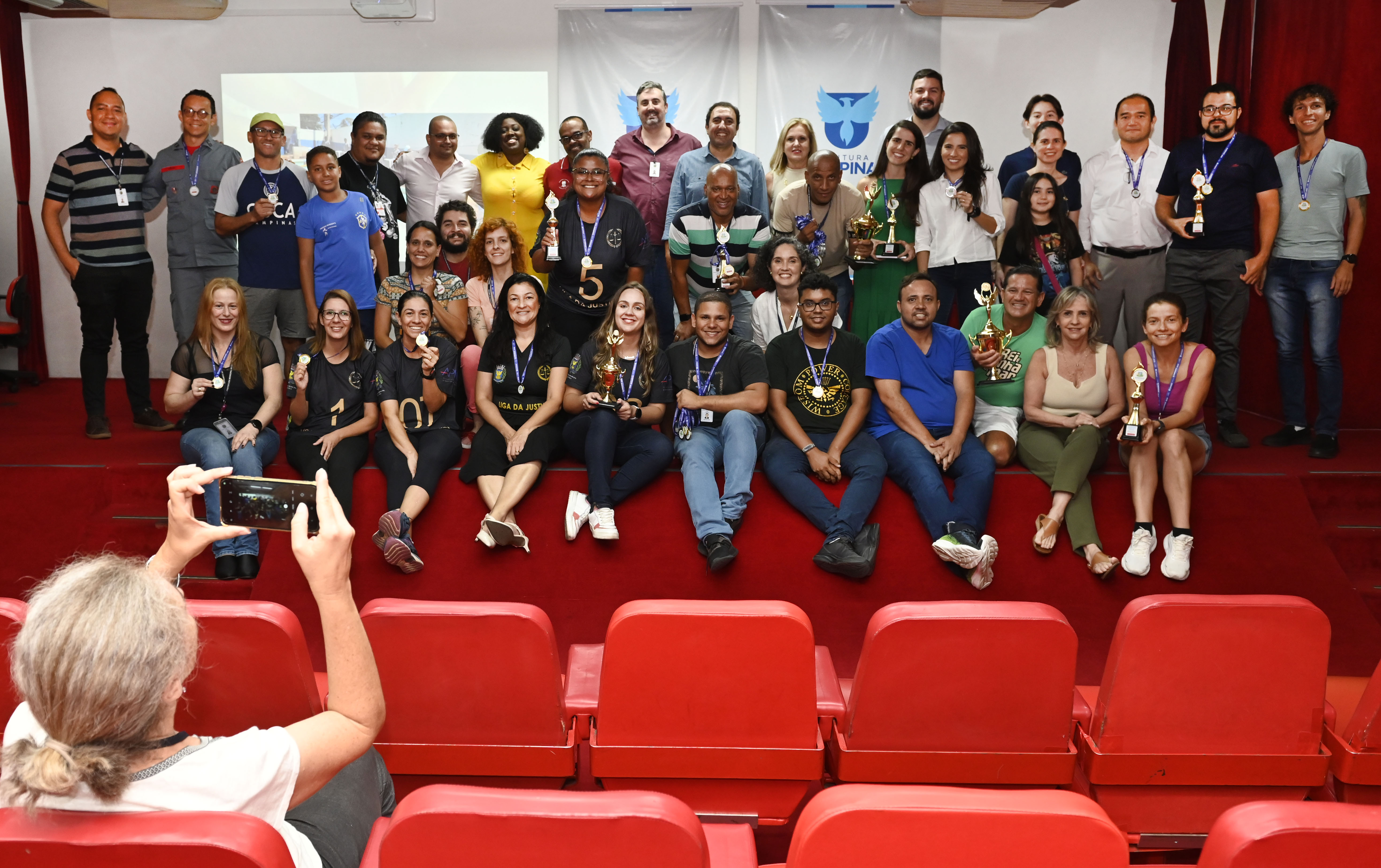 Os atletas da Prefeitura com suas medalhas 