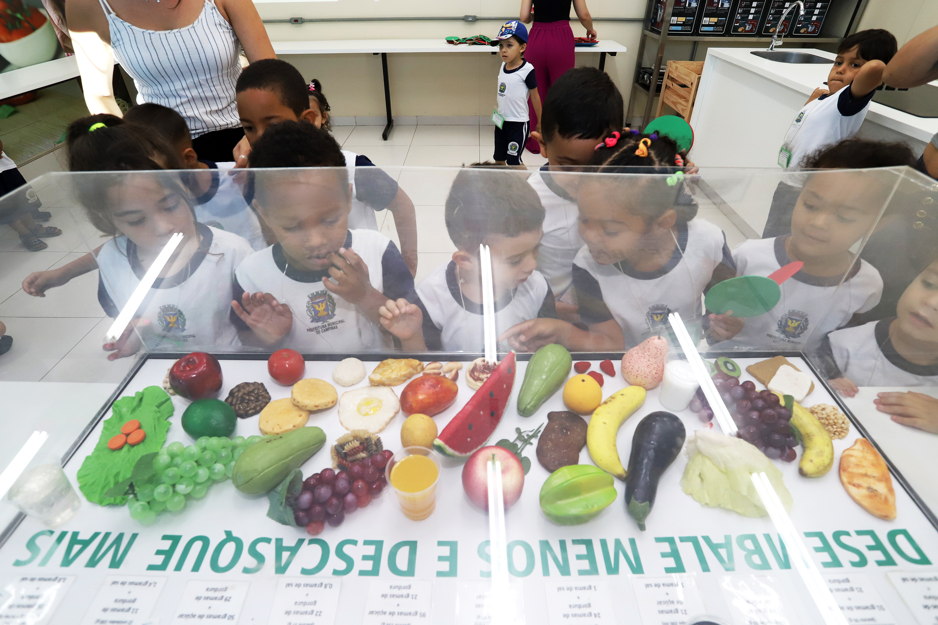 Crianças conferem maquete com réplicas de alimentos saudáveis 