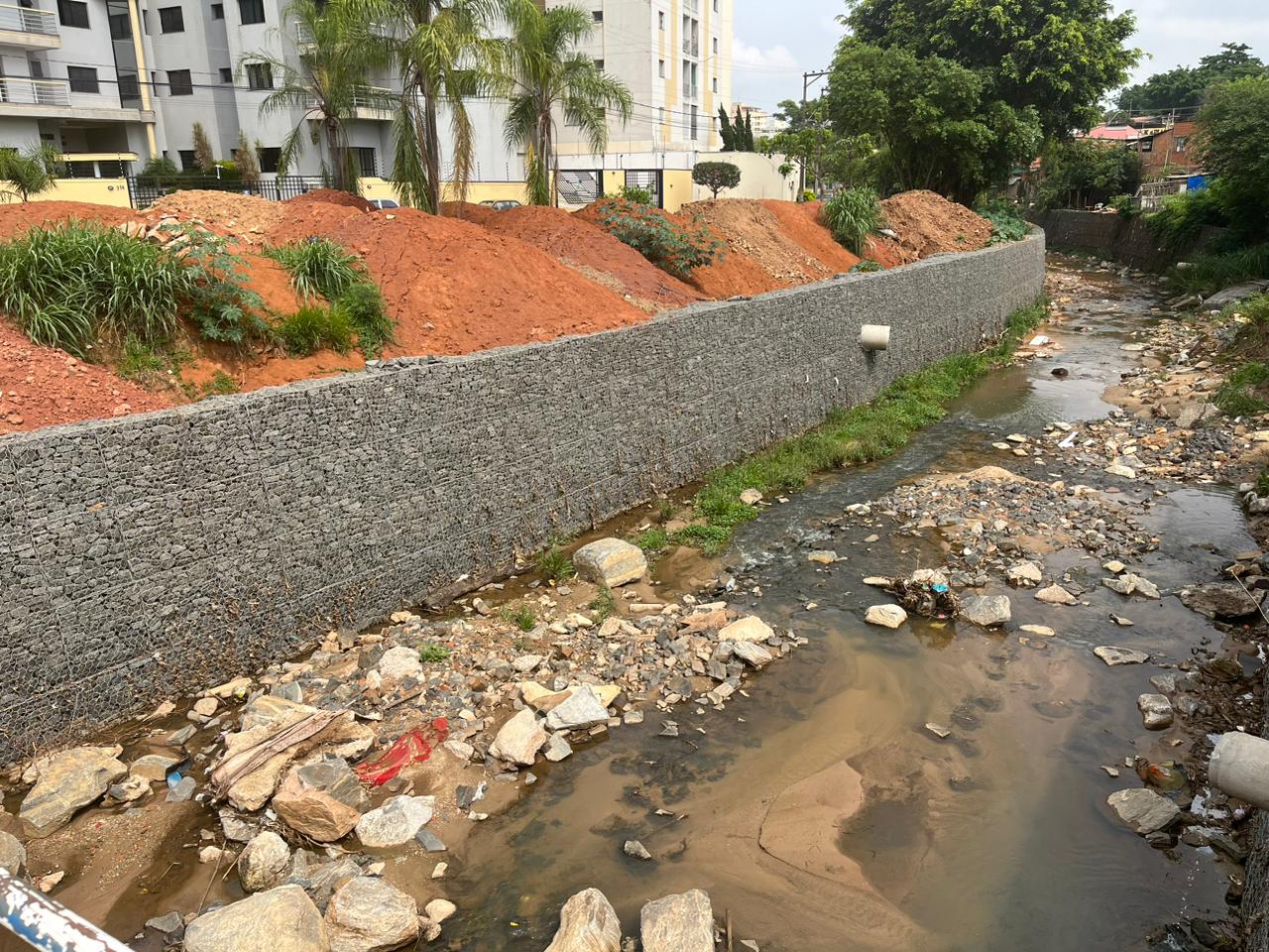 O córrego Mato Dentro, no Parque Brasília, já recebeu os muros de contenção