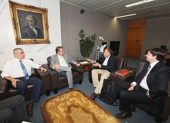 Prefeito Jonas Donizette discute parceria com a ALL para combater o avanço do crack