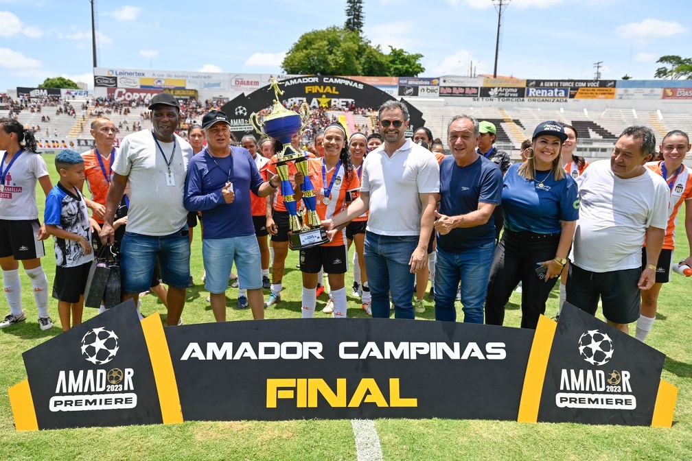 Secretário de Esportes, Fernando Vanin, fez entrega do troféu