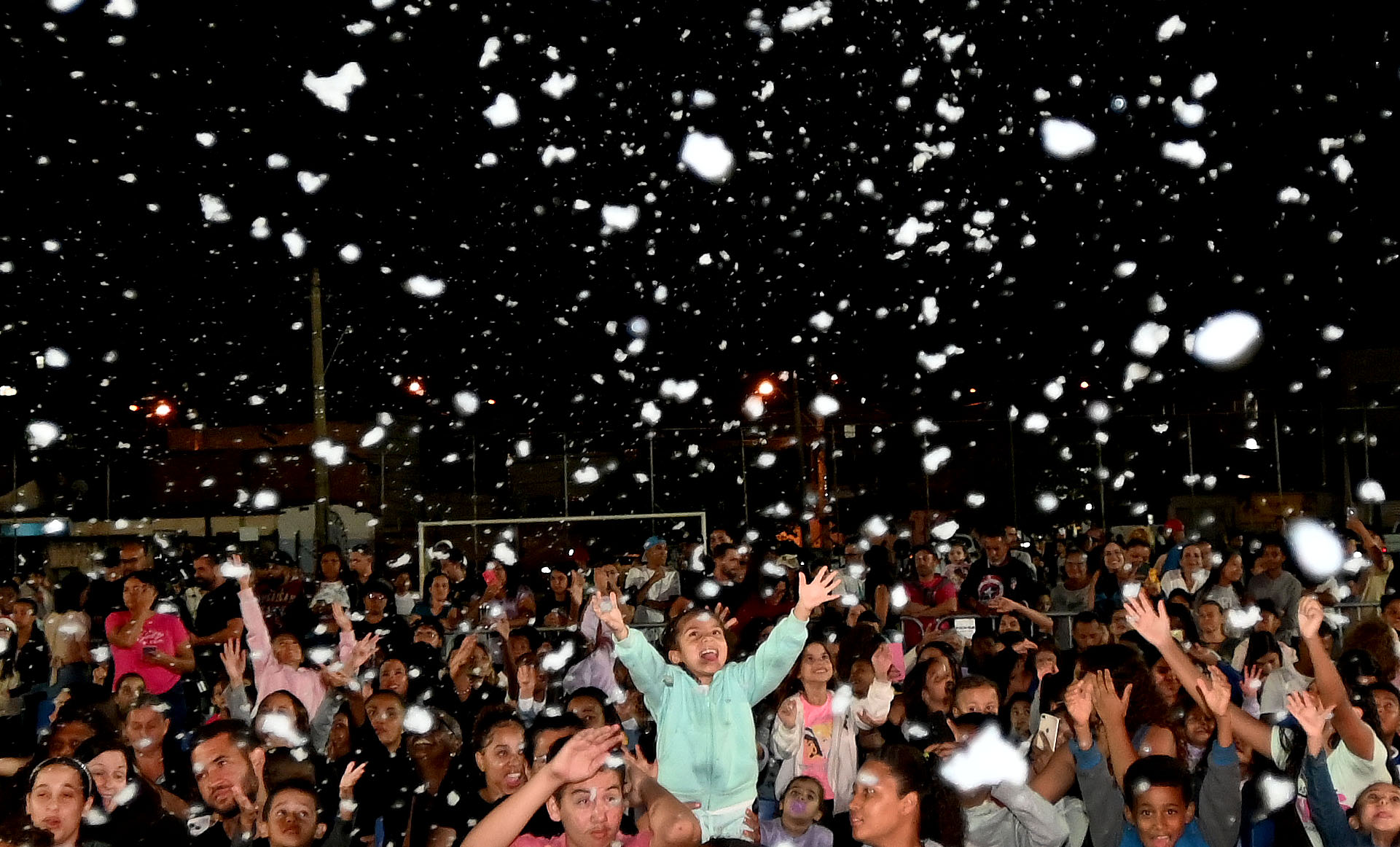 Teve neve e fogos para encantar o público