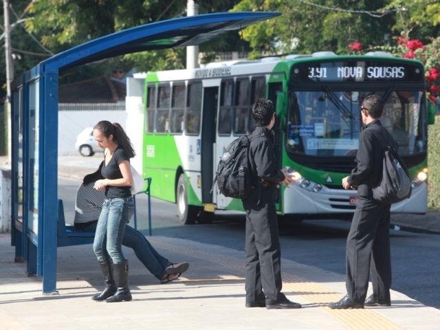 Usuários em ponto de ônibus