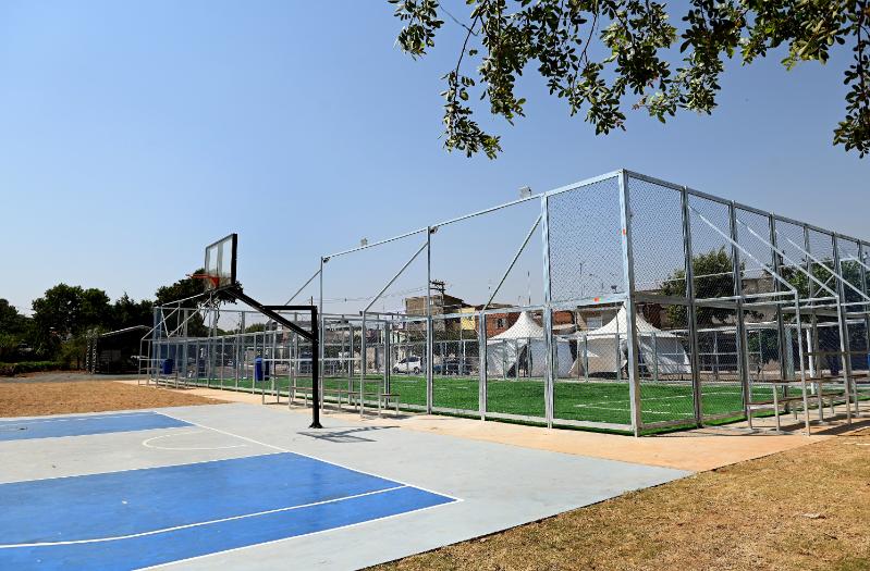 Areninha tem quadra de basquete americano e campo de futebol