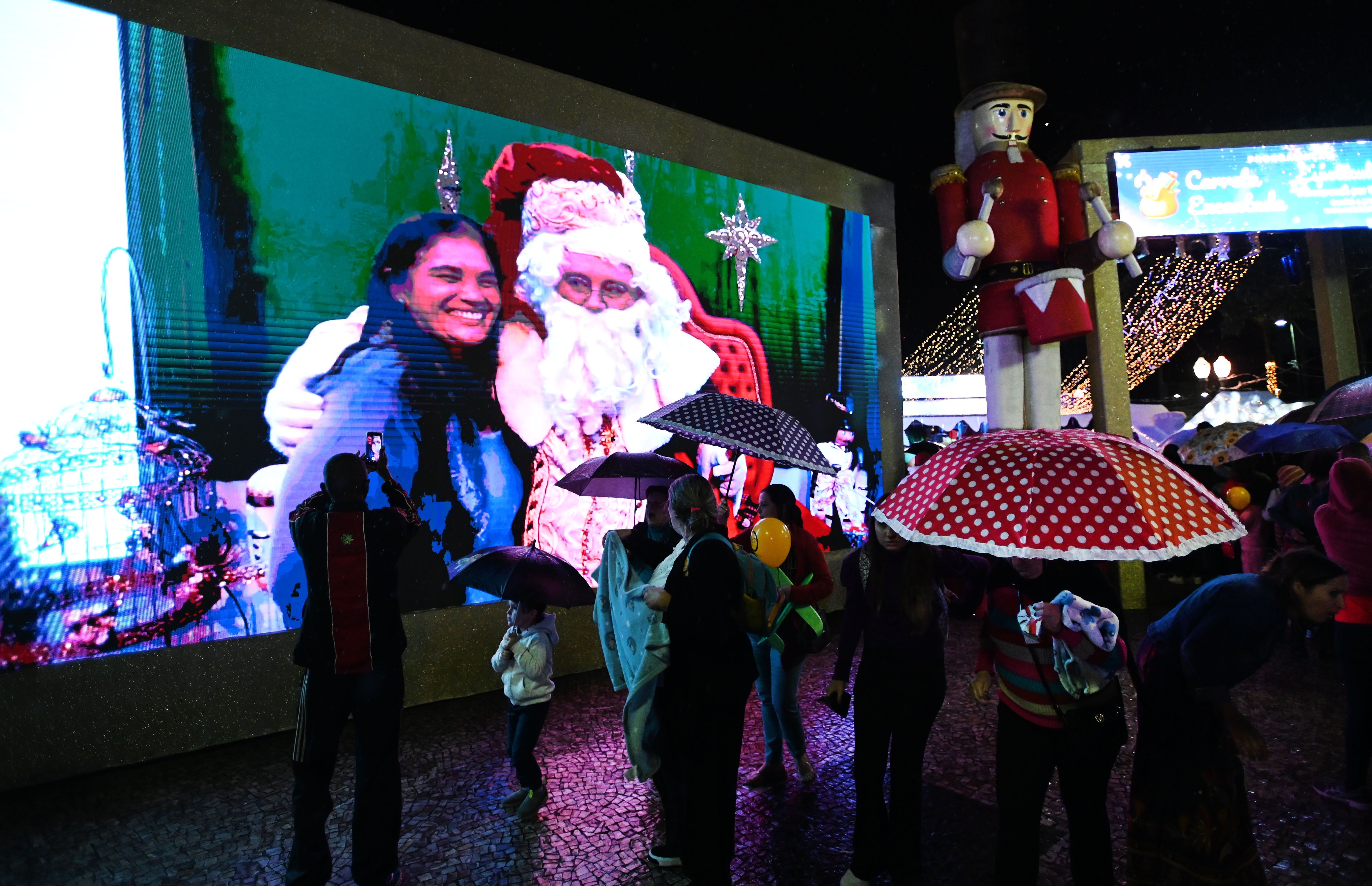 Oportunidade para tirar fotos com o Papai Noel que fica durante todo o dia na Vila 