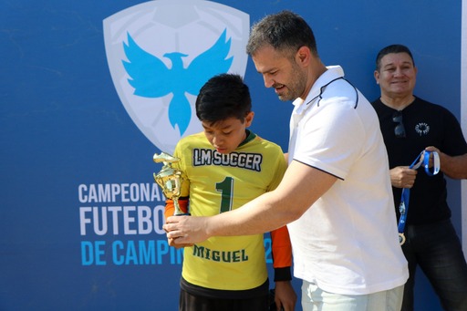 Secretário de Esportes e Lazer, Fernando Vanin, entrega premiação a goleiro campeão da sub 13