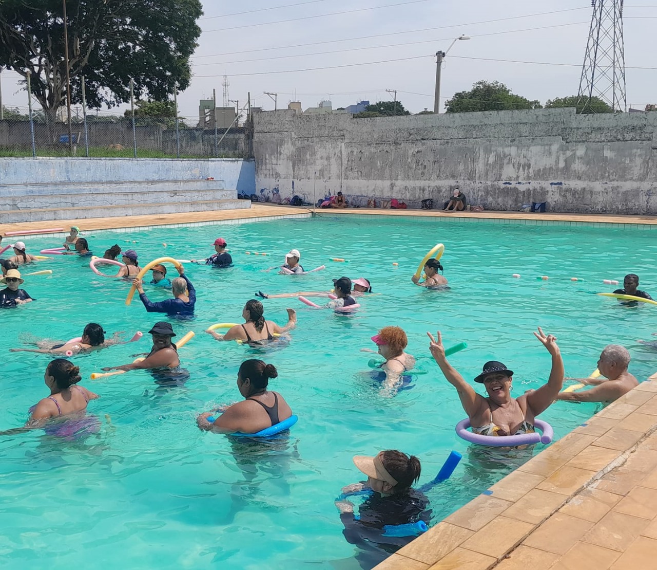 Aula de hidroginástica em piscina da Prefeitura 