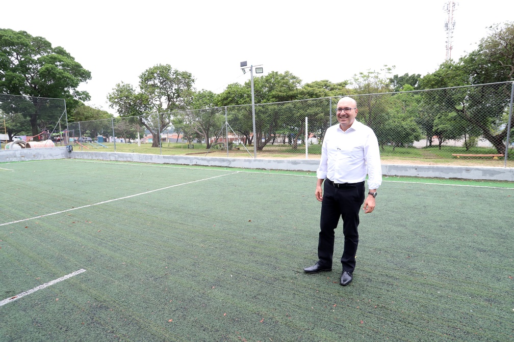 O prefeito Dário no campo com alambrado, grama sintética e iluminação