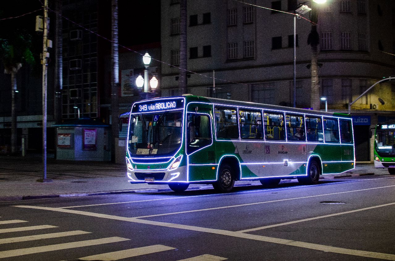 A partir desta sexta, 10 ônibus passam a circular com iluminação natalina