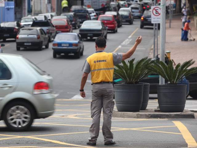 Agente da mobilidade orientando o trânsito em Campinas