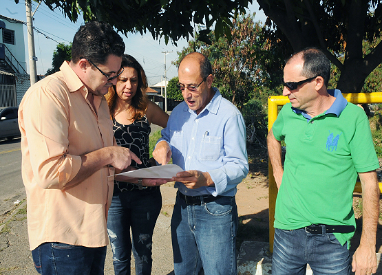 Dutra e moradores examinam projeto