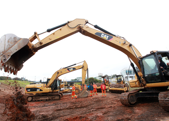 Máquinas durante o início das obras do Piçarrão