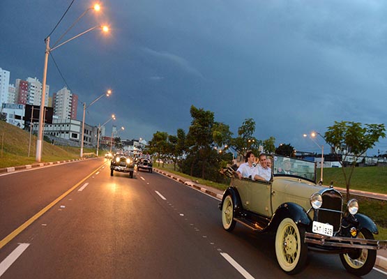 Desfile de carros antigos animou a entrega da obra