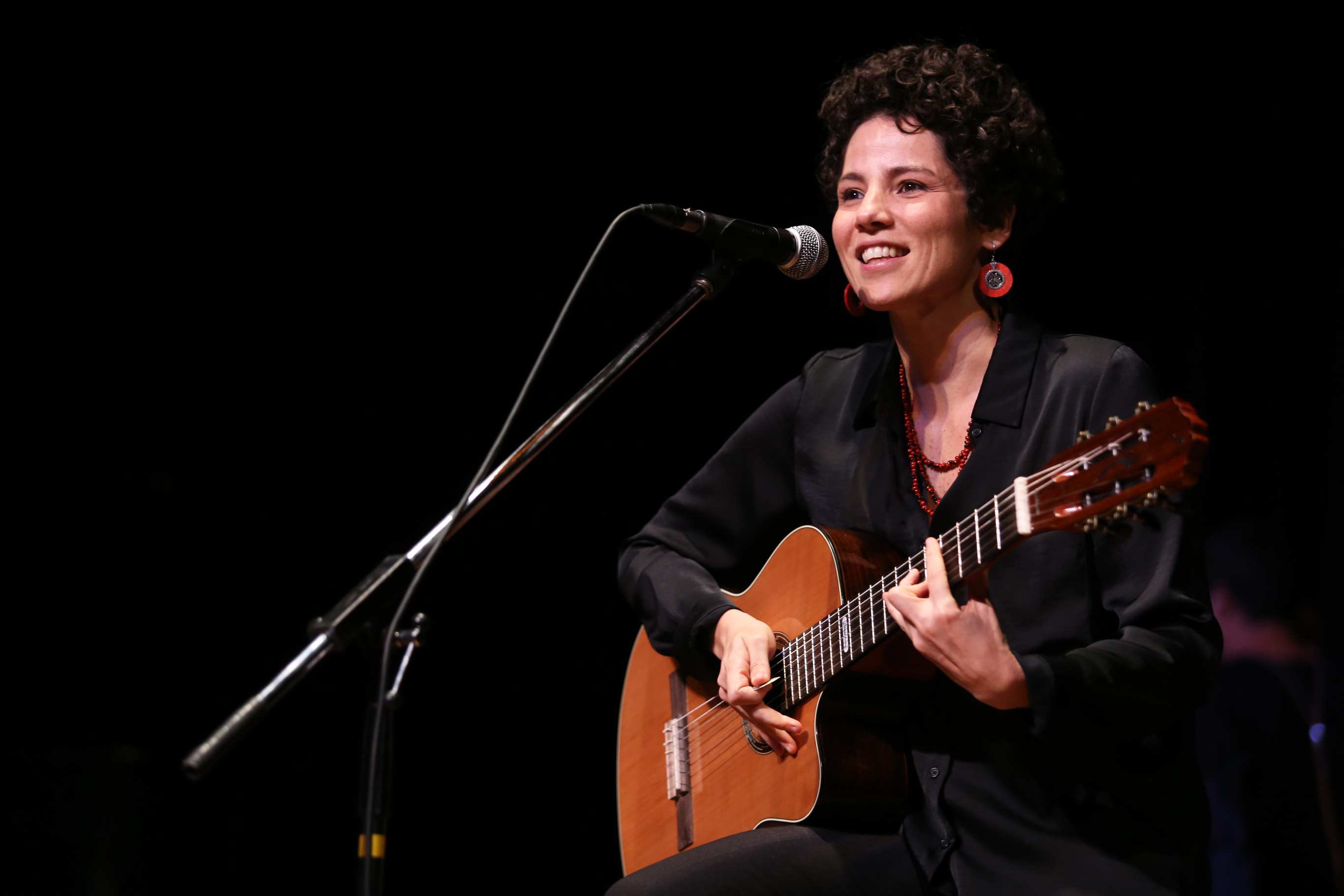 Veri Weinlich vai cantar e encantar com seu show autoral “Navegar é saber”