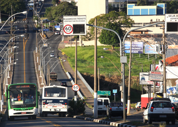 Ônibus no corredor Amoreiras