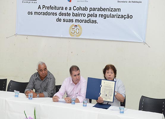 Presidente da Cohab mostra documento aos titulares