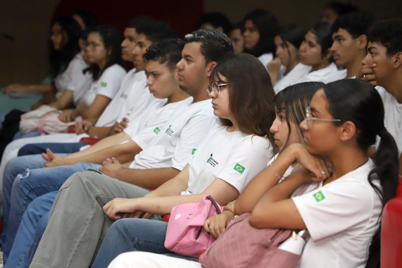 Jovens aprendizes ouvem sobre a doação de sangue como ação de cidadania