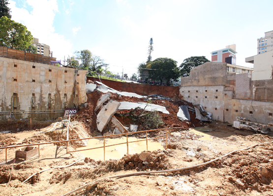 Foto mostra área afetada pelo desmoronamento do muro 