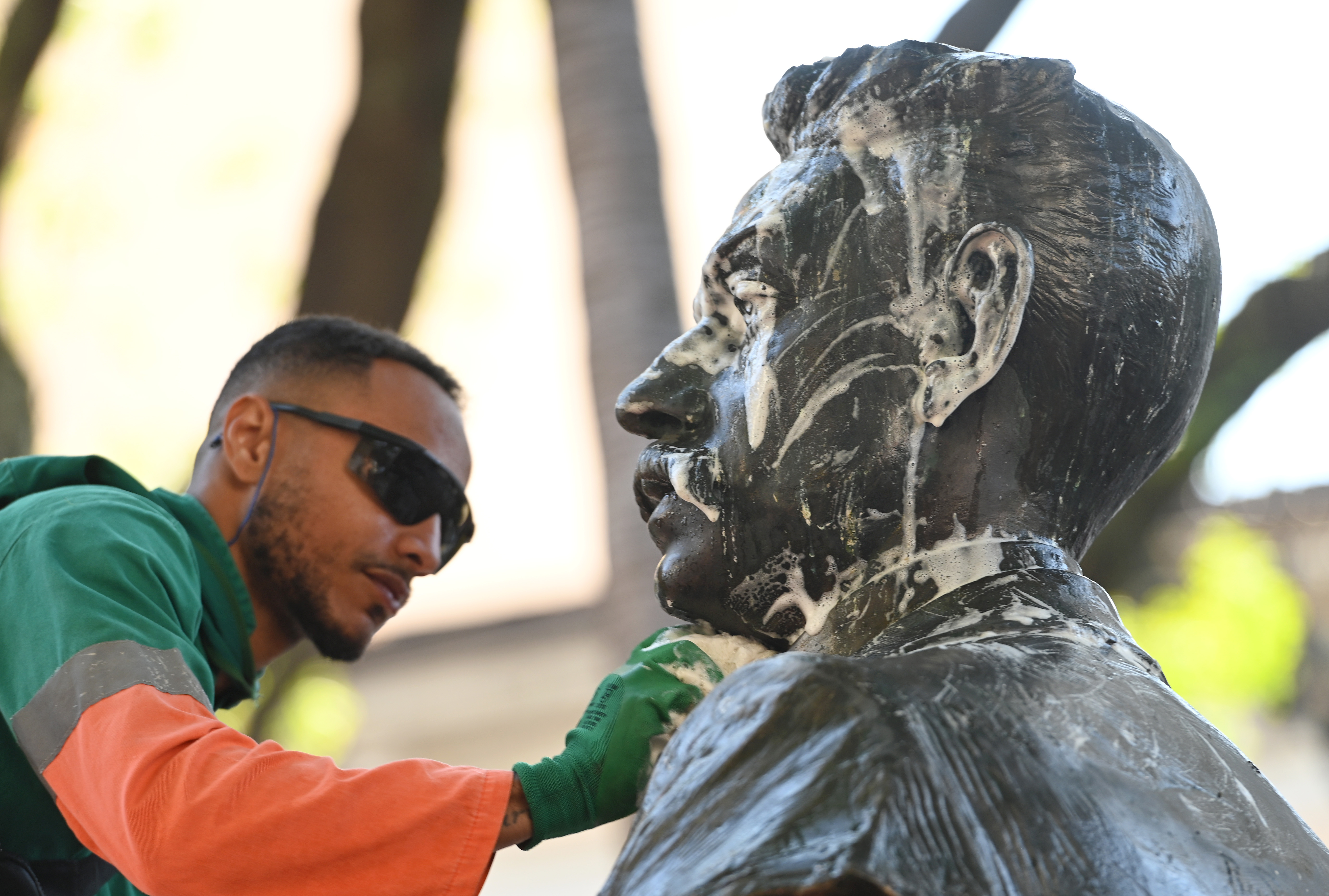 Limpeza do monumento de César Bierrembach após pichação