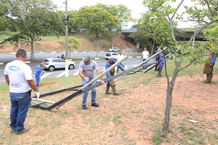 Retirada de equipamento na rotatória da Avenida Heitor Penteado