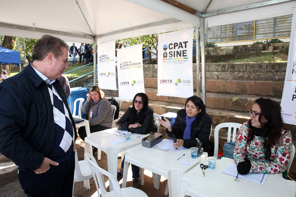 Prefeito conversa com servidores